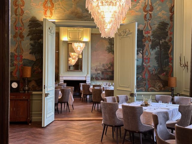 Een doorkijkje naar vergaderzaal de Porseleinkamer in het Maarten Maartenshuis