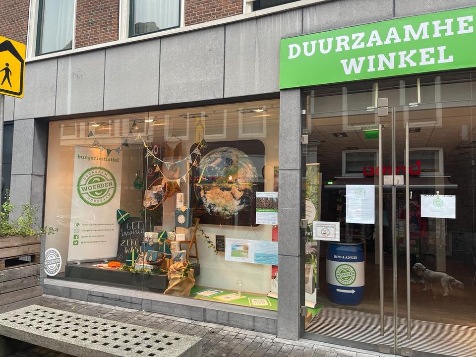 Etalage van de Duurzaamheidswinkel in Woerden met informatie over duurzaam leven, zero waste en lokale initiatieven in het Groene Hart.