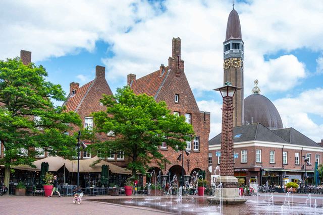 Het historische en karakteristieke raadhuisplein in Waalwijk met fonteinen.