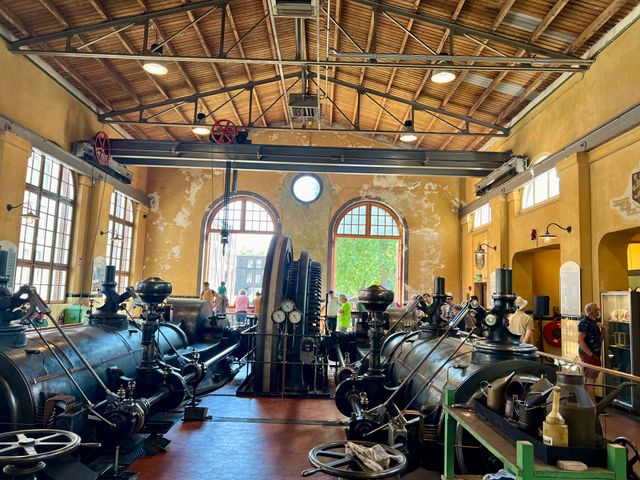 Stoommachine met mensen op achtergrond