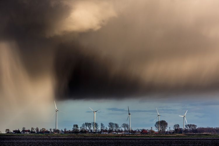 Extreme regenval boven Zevenbergen en Standdaarbuiten