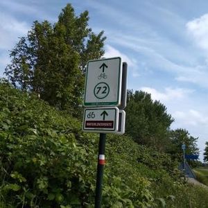 Volg de bordjes met 'Waterlinieroute'. Deze hangen onder de reguliere knooppuntborden.