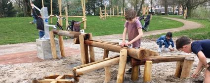 In het Julianapark in Veghel vind je een heuze Natuurspeeltuin.