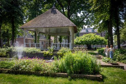 Kiosk op De Lind in Oisterwijk in het groen met 2 vrouwen op de voorgrond