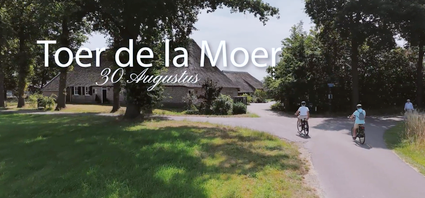 Twee fietsers rijden het erf op van historische boerderij De Vrijhoeve in Moergestel