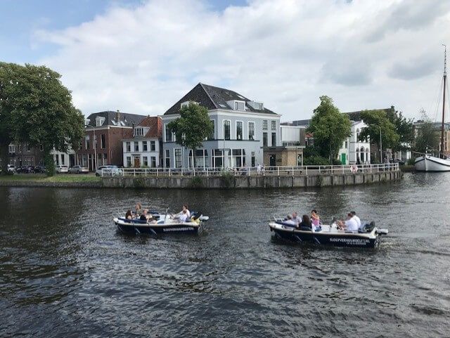Randstad recreatie boten in de grachten met mensen op een heldere en zonnige dag