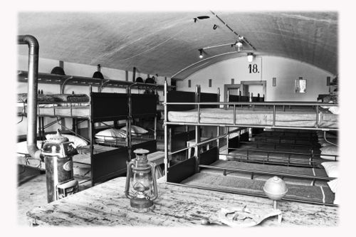 Een zwart-wit foto van de binnenkant van Fort aan de Ham