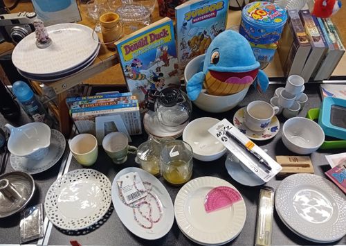 Allerlei spullen op een rommelmarkt