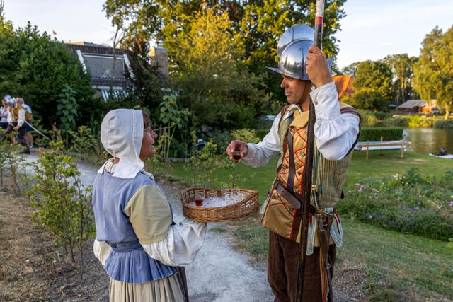 Kanongebulder in Sloten waarbij de stadsschutterij het kanon van Sloten afschiet op het molenerf van Korenmolen de Kaai.