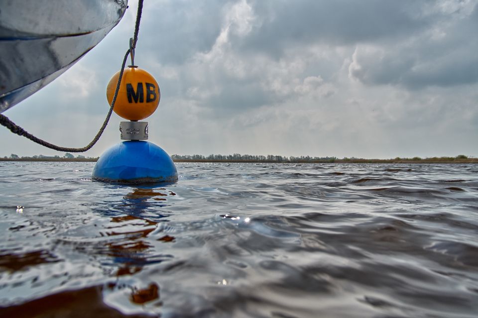 Een boot aangelegd aan een Marboei