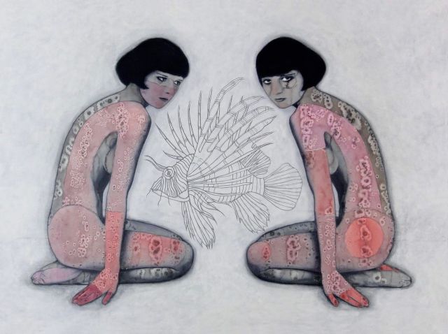 Kunstwerk ‘Times are hard for dreamers’ van Nikki Pelaez bij Galerie Van Slagmaat in Woerden, Groene Hart, met twee spiegelende figuren en een getekende vis.