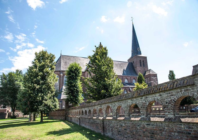 Willibrorduskerk Deurne vanuit Roespark
