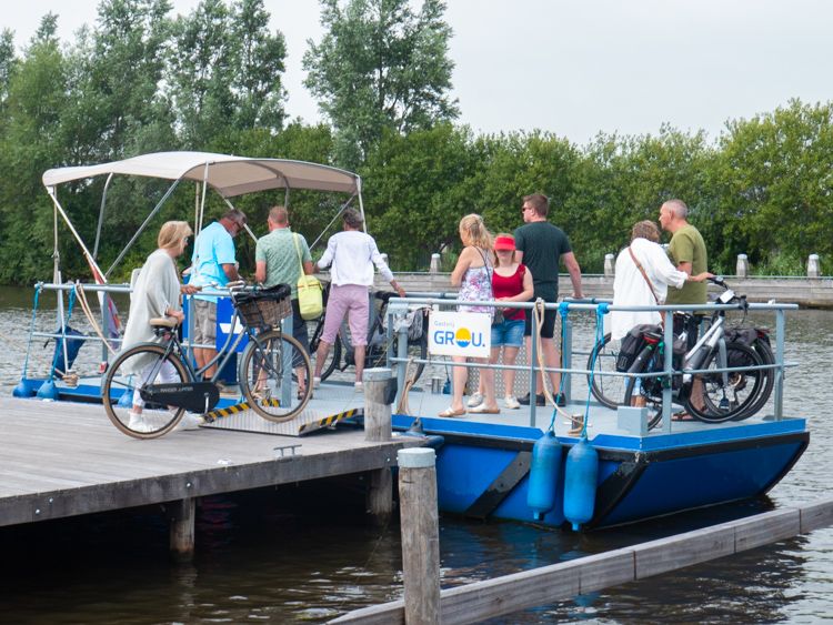 Aan boord van het pontje is voldoende plek