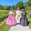vrijwilligers in kostuum op Borg Verhildersum