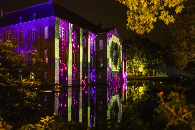 Verlicht huis tijdens Enchanted Gardens