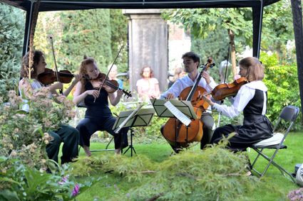 Concert in een hofje tijdens het Leidse hofjes festival