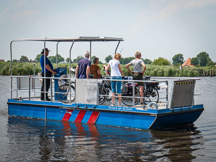 Passagiers worden naar de overkant gevaren