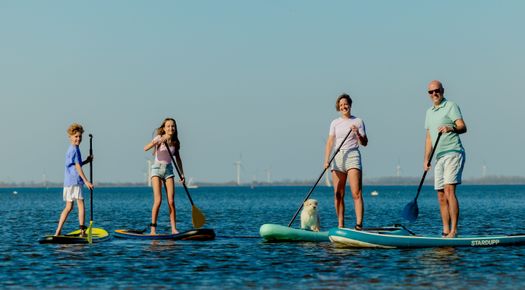 Gezin aan het suppen.