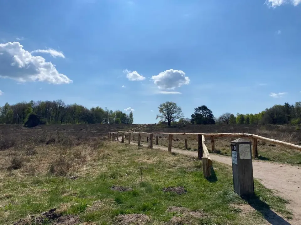 Ein Wanderweg, der bergauf führt