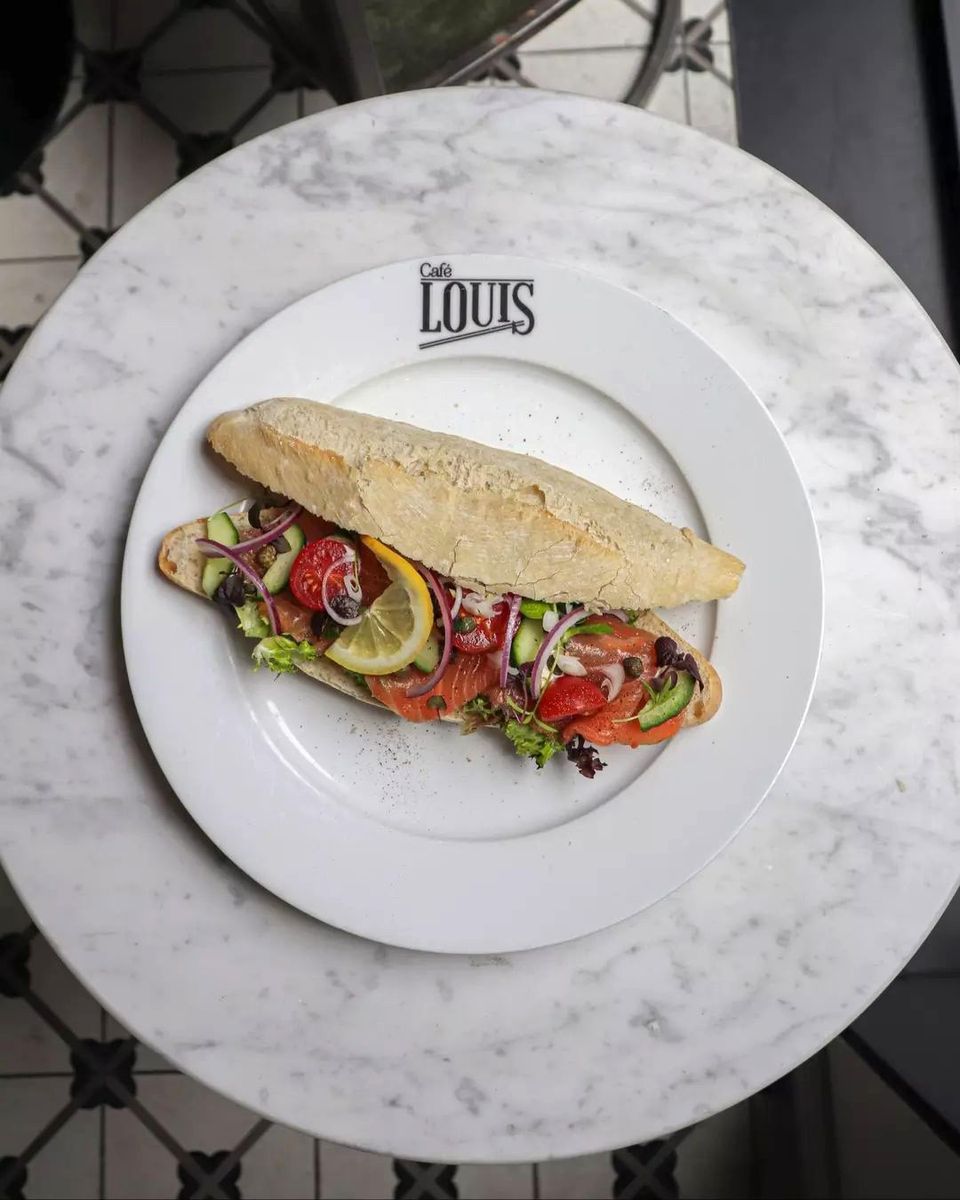 Cafe Louis Maastricht bord met broodje