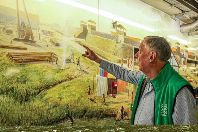 Gids in Drive Inn Museum in Woerden