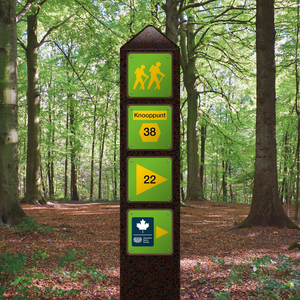 Folge den Schildern mit der Aufschrift „Liberation Route“ mit dem Ahornblatt (diese sind unterhalb der regulären Knotenpunktschilder angebracht).