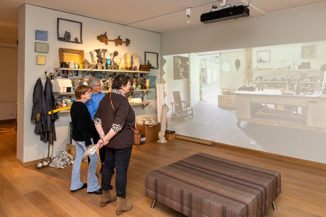Bewoners van Beleef- en Zorgboerderij It Klokhús in het Jopie Huisman Museum