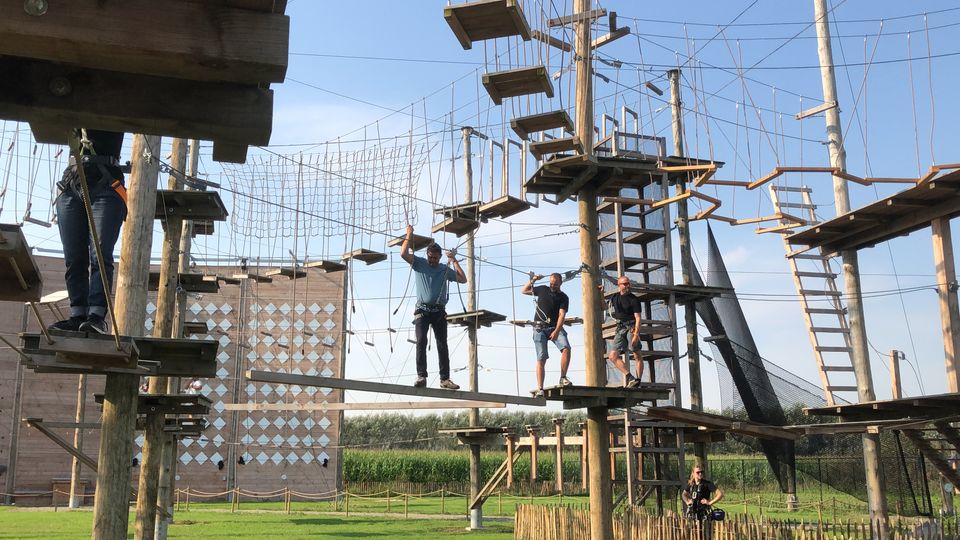 Jongen aan het klimmen in klimpark