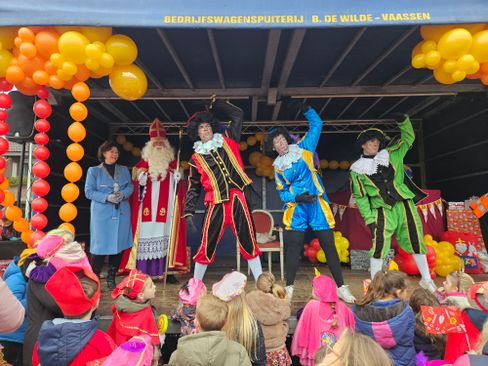 Dansende pieten op podium