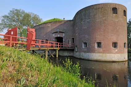 Fort Ossenmarkt met loopbrug ervoor