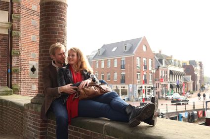 een stel bij de waterpoort in sneek