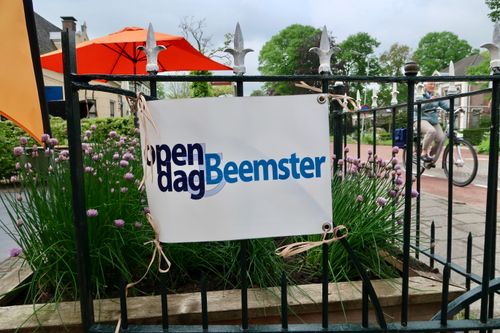 Dit logo Open Dag Beemster hangt bij de deelnemers.