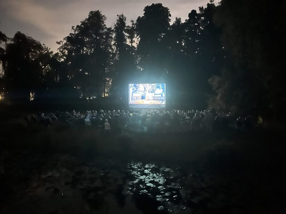 Avondfilm  op het gazon van Kasteel Geldrop