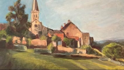 Dorpsaangezicht op een berg met in het midden een kerk. Rechts staat een huis en links een grote boom.