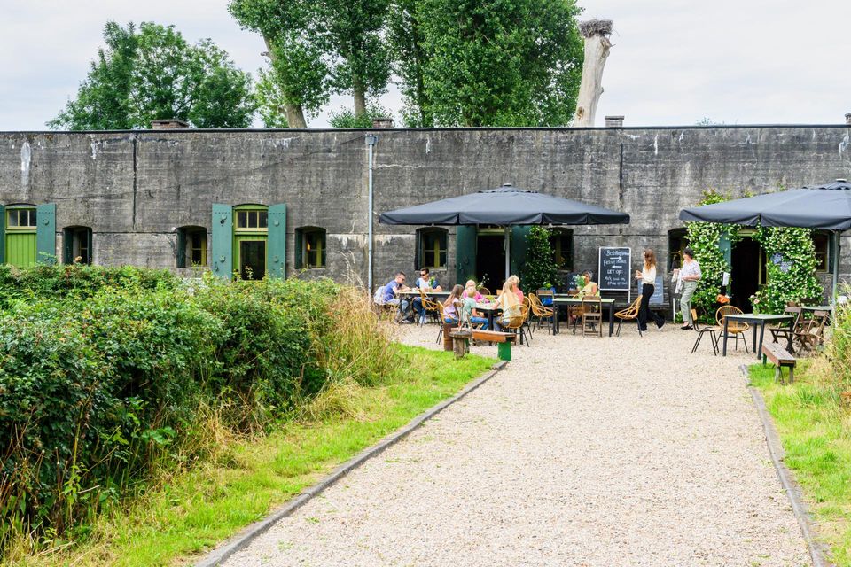Bezoekers op het terras van Fort bij Nigtevecht.