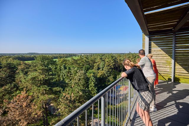 Gezin op uitkijktoren de Nieuwe Brandtoren