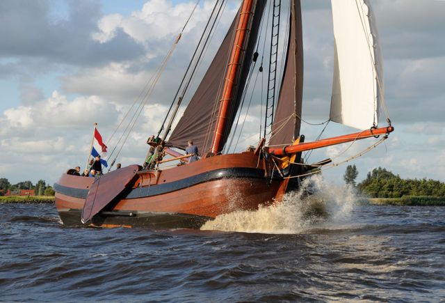 Een foto van de palingaak die in het Najaar nog door de wind zeilt.