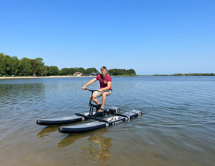 Persoon op waterbike in water.