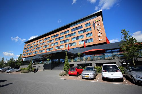 De buitenkant van hotel Van der Valk Oostzaan