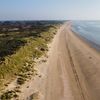 Breed badstrand van Rockanje met de duinen van Voornes Duin