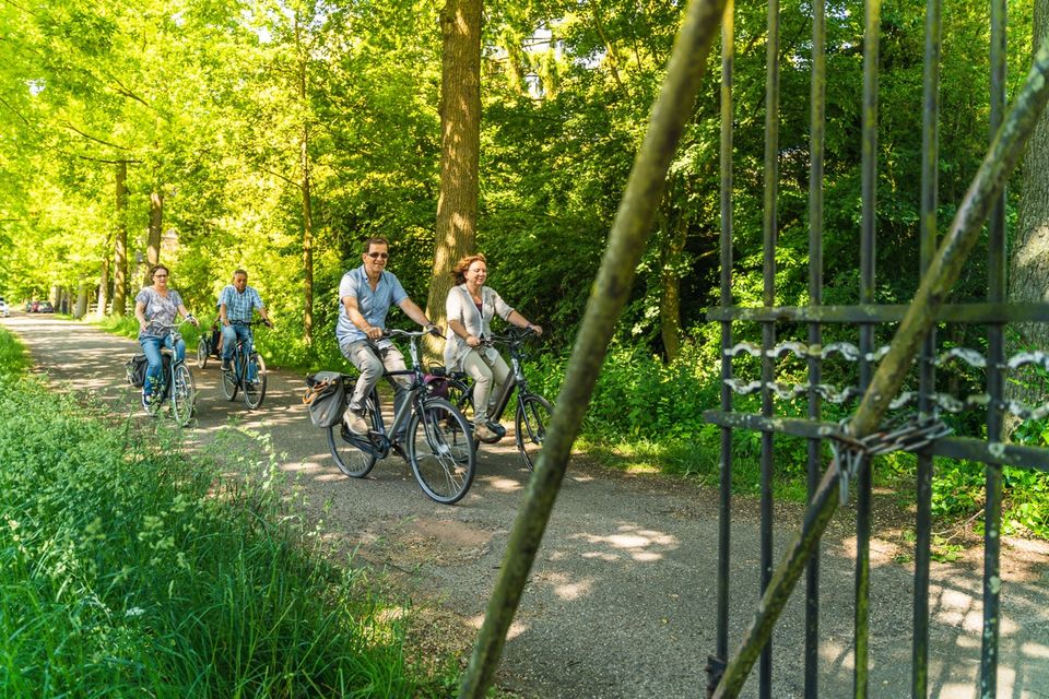 Fietsers bij Kasteel Gemert