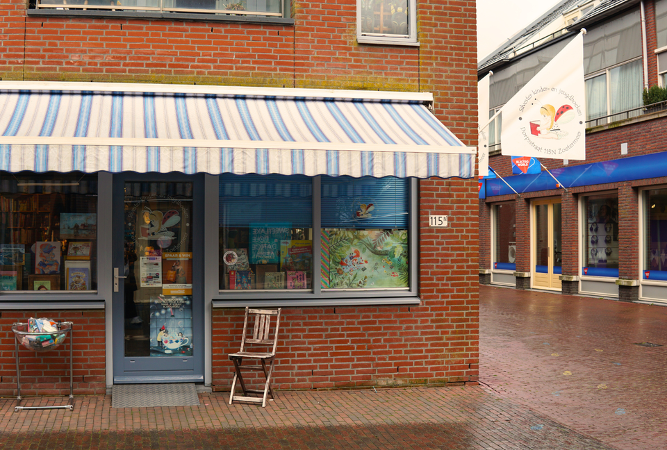 Gevel van boekhandel Silverster Kinder- en Jeugdboeken in de Dorpsstraat in Zoetermeer.
