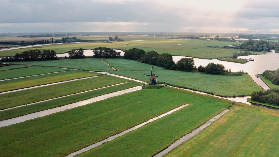 Luchtfoto van de Kagermolen in de polder in de Kaag