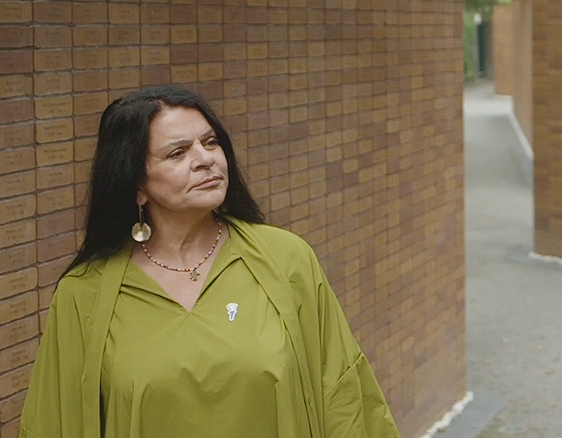 Lalla Weiss bij het Holocaust Namenmonument in Amsterdam.