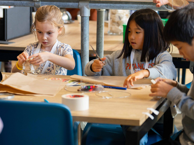 Kinderen die aan het knutselen zijn tijdens de zomervakantie in Delft