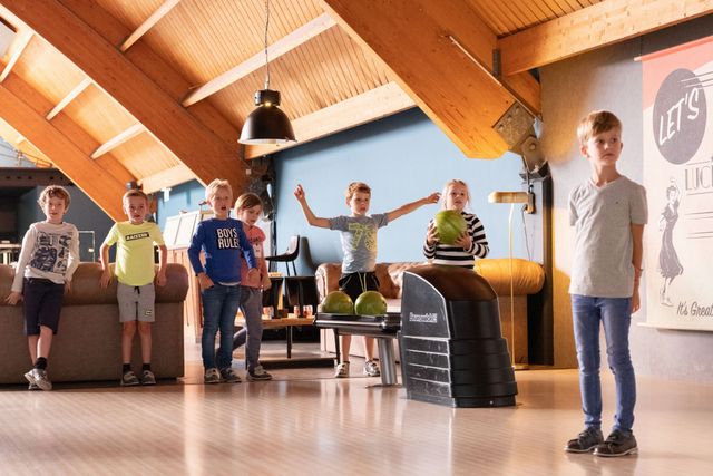 kinderen die aan het bowlen zijn