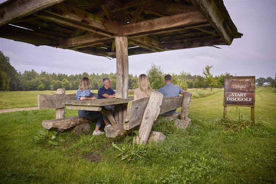 Vrienden op bank van schuilhut
