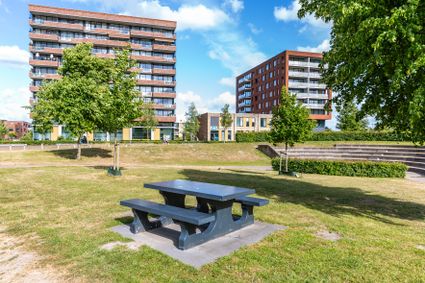 Picknicktafel in park Palenstein in Zoetermeer met appartementen op de achtergrond