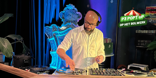 Een DJ die aan een draaitafel staat