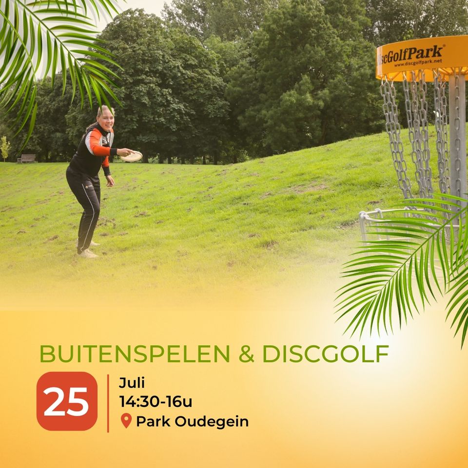 Op de foto staat iemand met een frisbee die mikt op het doel dat rechts op het beeld zichtbaar is. Daarvoor staat 'BUITENSPELEN & DISCGOLF 25 juli 14:30-16u Park Oudegein'